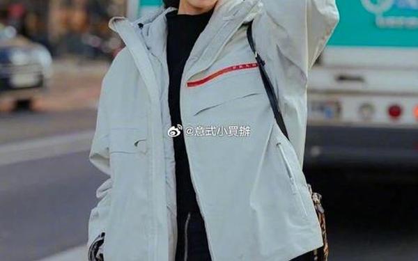 prada冲锋衣、普拉达冲锋衣女款