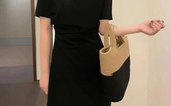 chanel经典小黑裙;chanel小黑裙价格