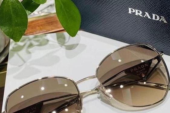 prada墨镜价格(prada眼镜框官网)