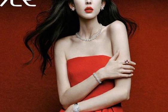 prada代言人古力娜扎(PRADA女代言人广告)