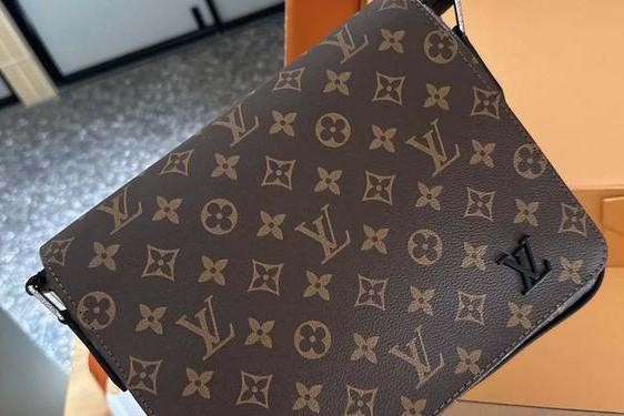 lv新款邮差包图片、lv邮差包系列