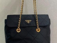 prada女包菱格(prada包)