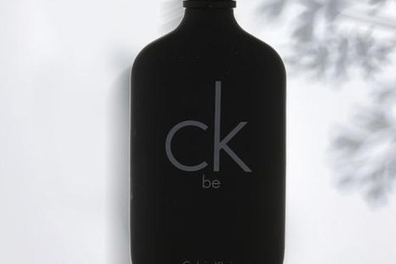 ck哪款香水最好闻(ckone黑色好闻还是白色)